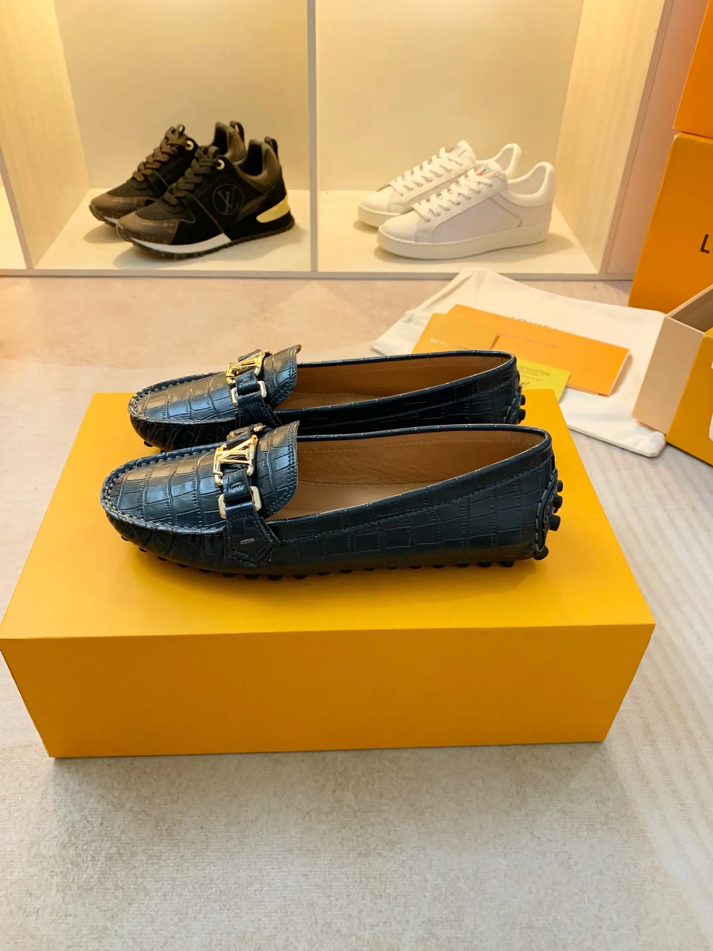 p460💰Couple model❤️🇫🇷 𝙇𝙤𝙪𝙞𝙨 𝙑𝙪𝙞𝙩𝙩𝙤𝙣 🇫🇷Louis Vuitton 2023 Classic𝓛𝓿 𝓣𝓻𝓪𝓲𝓷𝓮𝓻 Sports Series ➪➪➪¯ [Arizona Doudou Shoes Series] ▪️▪️▪️Arizona slip-on shoes are made of Monogram Eclipse canvas. Its hand-painted and dyed edges and hand-sewn uppers fully demonstrate Louis Vuitton's traditional shoemaking craftsmanship. This slip-on shoe is very lightweight. The integrated tongue and upper make it particularly comfortable and flexible. The soft outsole is equipped with rubber padding. Decorated with matching sash. Detailed features: ☑️Monogram Eclipse canvas ☑️Black Eclipse pattern ☑️Hand-painted shoe edges ☑️Hand-sewn uppers (each pair takes time to process) ☑️Integrated tongue and upper construction ☑️Outsole equipped with rubber lining ☑️size: 35_46